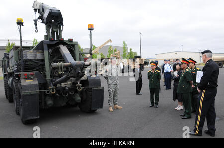 Le général Quang Tran Khue, Vice-président du Comité national de recherche et de sauvetage et Sous-chef d'état-major général, Armée du peuple du Vietnam et son équipe d' l'Oregon's Army National Guard Armory Kliever le 10 juin 2011. Le lieutenant-général Khue et son personnel font partie d'une visite historique à l'Oregon. La délégation vietnamienne sera également visiter le Bureau de la Garde nationale, à Washington (D.C.) et du Quartier général du Commandement du Pacifique, à Hawaï. Cette mission aidera les Vietnamiens pour prendre une décision éclairée à propos de demandant la participation de l'État Programme de partenariat. (Photo de l'armée, le Sgt. Jason va Banque D'Images