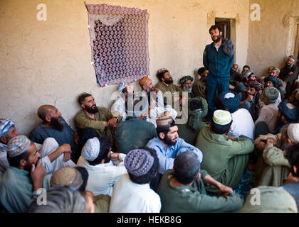 Un haut rang de la Police nationale afghane parle aux villageois, dénonçant les Talibans et de promouvoir le gouvernement de l'Afghanistan à la suite d'une opération de nettoyage du village dans le district de Shah Wali Kot, le 25 juin 2011, province de Kandahar, Afghanistan. Des missions comme celles-ci sont réalisées dans le but d'entraver l'influence des talibans et d'améliorer l'ensemble de la sécurité dans toute la province. Les joints de commandos, continuer le nord de l'écartement de Kandahar 421813 Banque D'Images