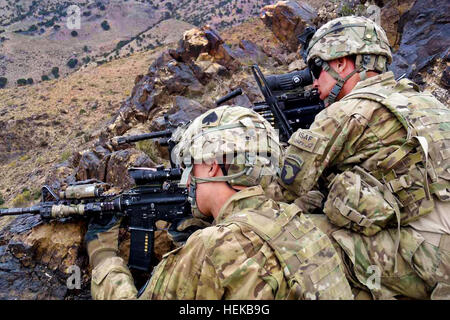 Les soldats de la Compagnie C, 1er Bataillon, 506e Régiment d'infanterie, 4e Brigade Combat Team, la 101e Airborne Division, Groupe de travail Currahee, tirer à partir de la sécurité le sommet d'une montagne dans la province de Paktika durant l'opération Surak Basta III le 23 juin. L'opération était d'infiltrer près de la frontière entre l'afin d'arrêter les chasseurs ennemis d'entrer en Afghanistan. Flickr - l'armée américaine - Portée de Paktika Banque D'Images