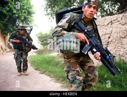 Les commandos afghans, avec l'Armée nationale afghane par le 3e Commando Le Kandak, réagir après avoir pris feu de l'ennemi au cours d'une opération de nettoyage du village dans le district de Zhari, le 6 juillet, la province de Kandahar, Afghanistan. Les commandos, appuyés par les membres du service des opérations spéciales avec groupe de travail - Sud, trouvé et détruit plusieurs caches composé d'explosifs artisanaux et matériaux d'EEI, ainsi qu'une cache d'armes. Nous sortons de commandos, trouver des caches à Kandahar, 425147 Banque D'Images