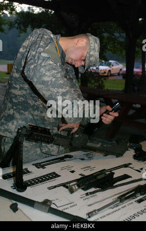 Photo prise par le s.. Reeba Critser, U.S. Army Central Public Affairs Office de la CPS. Dexter Woods, représentant le Commandement du matériel de l'armée américaine, désassemble et assemble le M240B machine gun dans une période de trois minutes au cours de la bataille d'exercices 5 octobre 2006. Le test de performance inclus également dans les lois de la guerre, traitement des prisonniers, le pied des marches, la stabilisation et l'évacuation des victimes, de l'établissement des communications et la détection d'engins explosifs improvisés. Woods, une cavalerie scout avec HHD, Soldat Systems Center, Natick, Massachusetts, est l'un des 20 sous-officiers et soldats de la compétition à la cinquième conférence annuelle de sous-officier et soldat de l'année c Banque D'Images