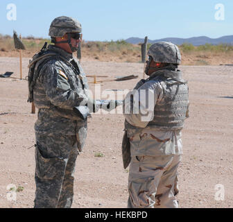 Instructeur Omega, Robert Serrano, soutenant le 2e Bataillon, 361e Régiment d'appui du combat, "coyote", 5e Brigade blindée, donne des instructions au Sgt. George Tomadakis, 3e Bataillon, 360e Régiment d'appui au combat, "Roughrider", 5e Brigade blindée, juste avant d'ouvrir la cible sur une gamme de McGregor, N.M., au cours de l'unité de la réserve de l'armée américaine de formation annuel du 16 juillet. Instructions de dernière minute 110716-A-ZW119-012 Banque D'Images