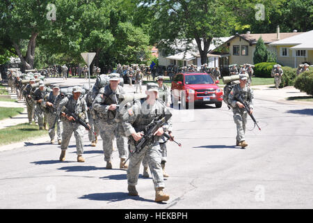 Officier de la Garde nationale les candidats participent à une marche à travers un chemin tactique rapide de l'ouest de la ville le 16 juillet 2011. Les soldats font partie des 154 membres de la Garde nationale totale de tout le pays qui participent à la phase finale de leur l'école des aspirants à l'Ouest Camp d'entraînement rapide par la Garde nationale du Dakota du Sud, 1ère Battlion (l'École des aspirants), 196e Régiment (Institut régional de formation). Les candidats à l'agent de l'étape finale de la phase de formation 110716-A-DI382-012 Banque D'Images