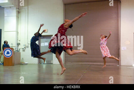 Danseurs de la Washington Lula Dance Theatre, effectuer pour la 311e commande soutien expéditionnaire (arrière), à l'occasion du Mois de l'histoire des Noirs, dans l'Ouest de Los Angeles, Californie le 10 février 2013. Respect de l'histoire des Noirs à travers la danse 130210-A-GT718-004 Banque D'Images