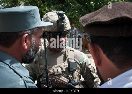 La province de Nangarhar, Afghanistan - 1ère Armée américaine le lieutenant Michael L. Graddy, leader d'un peloton d'infanterie à partir de Los Angeles, affecté à l'escadron de troupes C, 3e, 4e régiment de cavalerie, Task Force Raider, 3e Brigade Combat Team, 25e Division d'infanterie, Task Force Bronco discute stratégie avec le chef de la police en uniforme afghane, le Colonel Shaw Anam, gauche, avant d'assister à un effacement dans le district de Kot, province de Nangarhar, dans l'Est de l'Afghanistan, le 19 juillet. Graddy et ses soldats ont participé à l'opération conjointe qu'effacé un insurgé soupçonné cachette avec l'aide de deux districts, le district de la PUA su Banque D'Images