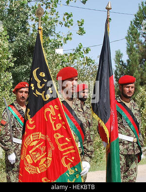 SHAHEEN CAMP, l'Afghanistan -- un corps de police militaire 209e sur la garde d'honneur, de la pratique des mouvements et commandes face ici le 19 juillet. (Photo de l'Armée nationale afghane par le sergent. Sayied Massoud) réunion du gouvernement 432441 Banque D'Images