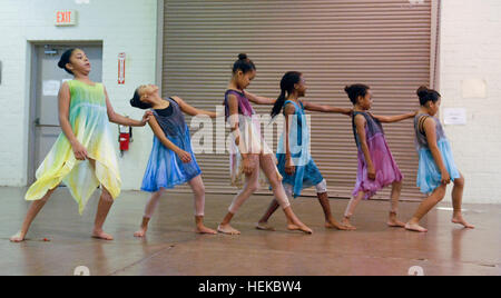 Danseurs de la Washington Lula Dance Theatre, effectuer pour la 311e commande soutien expéditionnaire (arrière), à l'occasion du Mois de l'histoire des Noirs, dans l'Ouest de Los Angeles, Californie le 10 février 2013. Respect de l'histoire des Noirs à travers la danse 130210-A-GT718-007 Banque D'Images