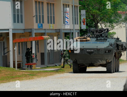 Des soldats de la Compagnie B, 2e Régiment d'infanterie de Singapour descendre d'un véhicule lors d'une société Terrex terrain avec 4e Bataillon, 9e Régiment d'infanterie "Mandchous", 4e Stryker Brigade Combat Team, 2e Division d'infanterie, le 27 juillet, au centre de formation urbaine Murai ici. Le FTX est l'événement culminant de l'exercice, de la foudre, un accord bilatéral de lutte contre l'exercice de formation. Foudre exercice Terrex Banque D'Images