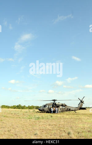 Dans cette image publiée par le Texas les forces militaires, l'appui de l'employeur de la garde et de réserver les clients arrivent au Camp Swift, Texas, sur un hélicoptère Black Hawk, jeudi 28 juillet. Les employeurs ont vu les événements de formation telles que la détection de contamination, de décontamination line mis en place, et la police militaire exerce le contrôle des émeutes. L'ESGR a invité les employeurs à voir le groupe de travail conjoint 71's de formation annuel pour obtenir une meilleure compréhension de l'organisation mondiale des citoyens-soldats. Les employeurs à mieux connaître les exigences de formation des soldats 436535 Banque D'Images