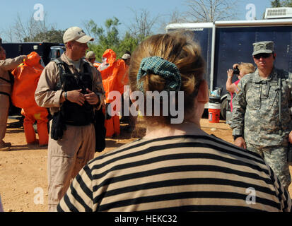 Dans cette image publiée par le Texas les forces militaires, les employeurs des membres de la Force opérationnelle 71 observé la participation à un événement de formation collective à Camp Swift, Texas, jeudi 28 juillet. En plus de voir les dangers chimiques, de détection de ligne de décontamination, et de la police militaire des exercices de lutte antiémeute, les visiteurs ont dû faire face à la chaleur extrême et des conditions difficiles alors que sur l'installation. L'Employeur l'appui de la Garde côtière canadienne et réserver a invité les employeurs à voir la foi-71's Formation annuelle pour avoir une meilleure compréhension de la charge de citoyens-soldats. Les employeurs ont insi Banque D'Images