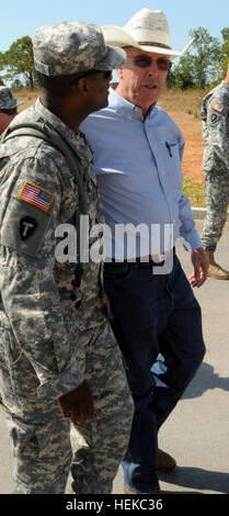 Dans cette image publiée par le Texas les forces militaires, les employeurs des membres de la Force opérationnelle 71 observé la participation à un événement de formation collective à Camp Swift, Texas, jeudi 28 juillet. En plus de voir les dangers chimiques, de détection de ligne de décontamination, et de la police militaire des exercices de lutte antiémeute, les visiteurs ont dû faire face à la chaleur extrême et des conditions difficiles alors que sur l'installation. L'Employeur l'appui de la Garde côtière canadienne et réserver a invité les employeurs à voir la foi-71's Formation annuelle pour avoir une meilleure compréhension de la charge de citoyens-soldats. Les employeurs ont insi Banque D'Images