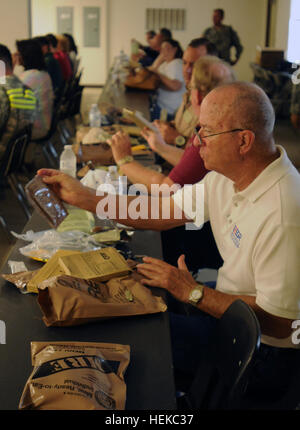 Dans cette image publiée par le Texas les forces militaires, l'appui de l'employeur de la garde et de réserver les clients bénéficient de repas prêt-à-manger pour le déjeuner lors d'une visite au Camp Swift, Texas, jeudi 28 juillet. Les employeurs ont vu les événements de formation telles que la détection de contamination, de décontamination line mis en place, et la police militaire exerce le contrôle des émeutes alors que sur l'installation. L'ESGR a invité les employeurs à voir le groupe de travail conjoint 71's de formation annuel pour obtenir une meilleure compréhension de la formation des soldats-citoyens. Les employeurs à mieux connaître les exigences de formation des soldats 436540 Banque D'Images