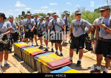 Dans cette image publiée par le Texas les forces militaires, les membres de la Force opérationnelle interarmées de l'-71 mener un exercice collectif Camp Swift, Texas, le 28 juillet 2011. L'unité a participé à la formation en préparation de sa patrie certification de la Force de réaction de l'automne. Le FRH FOI-71 permet d'être un des premiers intervenants dans une région de la FEMA VI crise. (Photo de la Garde nationale d'armée. Praxedis Pineda) Patrie intervenants compétences 436658 actualiser Banque D'Images