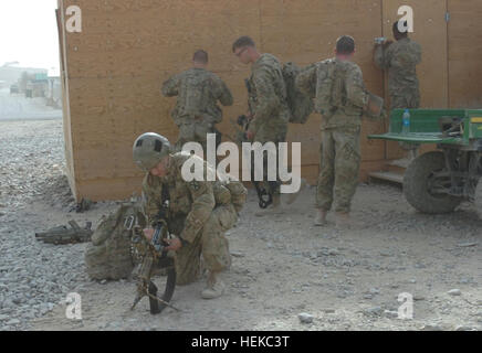 Les soldats de Pathfinder Company, Groupe de travail Knighthawk, 10e Brigade d'aviation de combat, 10e division de montagne, de préparer leur matériel pour une mission au cours d'un exercice le 29 juillet. Des soldats éclaireurs sont sur appel en tout temps afin qu'ils puissent être prêts à exécuter une mission dans les 15 minutes suivant la réception d'un appel. Ces soldats ont répondu à un appel le 23 juillet pour extraire un soldat de la coalition dont le bras était coincé sous un véhicule blindé qui avait renversé à la suite d'explosion d'un engin explosif improvisé dans la province de Ghazni. TF Knighthawk pathfinders venir à l'aide de dispositif de victime 43821 Banque D'Images