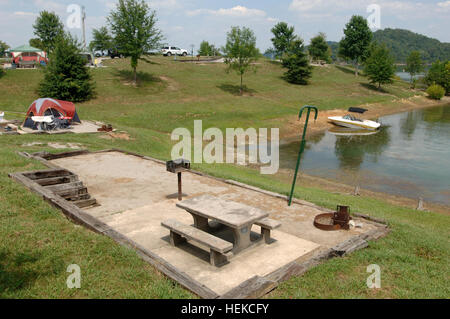 Ce sont des campings au bord de l'eau à Lillydale Camping sur les rives de la Dale Hollow Lake. Exploité par le U.S. Army Corps of Engineers du District de Nashville, ce favori destination camping une fois que les arbres de pin à encens en peluche. En 2001, une armée de dendroctone du pin du sud 1 200 pins infestés à encens et le Corps avait pour fermer le terrain de camping pour la saison 2002 des loisirs, déposer les arbres, restaurer le camping, et planter des feuillus. Dix ans plus tard, le camping possède une grande vue sur le lac et les feuillus sont de plus en plus jusqu'à faire de l'ombre pour les visiteurs. Le Projet Phoenix returne Banque D'Images