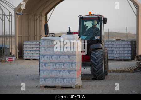 La CPS. Joseph A. Lecuyer, d Moundsview, MN, charge un chariot élévateur d'une palette d'eau à distribuer à un point d'eau sur la zone d'appui de la vie armée (LSA), Ali Al Salem, le Koweït. Lecuyer est déployé avec le 134 bataillon de soutien de la Brigade, 1/34 Brigade Combat Team de la Garde nationale du Minnesota. Lecuyer est responsable des commandes et de la livraison de l'eau à la LSA. Pas de fontaines à boire dans le désert 447117 Banque D'Images