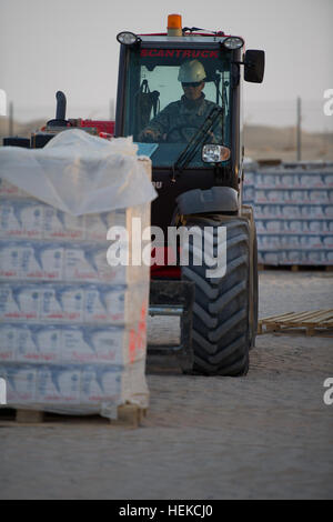 La CPS. Joseph A. Lecuyer, d Moundsview, MN, charge un chariot élévateur d'une palette d'eau à distribuer à un point d'eau sur la zone d'appui de la vie armée (LSA), Ali Al Salem, le Koweït. Lecuyer est déployé avec le 134 bataillon de soutien de la Brigade, 1/34 Brigade Combat Team de la Garde nationale du Minnesota. Lecuyer est responsable des commandes et de la livraison de l'eau à la LSA. Pas de fontaines à boire dans le désert 447118 Banque D'Images