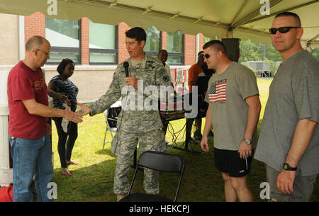 Le 81st Regional support Command honore un soldat avec une pièce de commandant pour la préparation d'un cochon de 150 lb lors des activités du jour de la famille à Fort Jackson, en Caroline du Sud. Banque D'Images