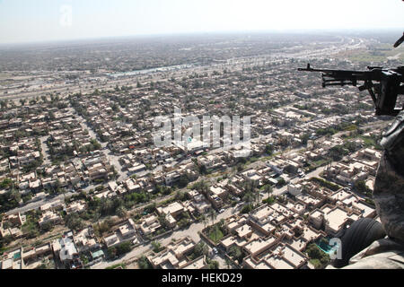 Vue aérienne d'une partie d'un petit coup de Bagdad un UH-60 Black Hawk, Bagdad, Irak, le 27 août, 2011. La photo a été prise pendant que les passagers allaient à la base d'opérations d'Union européenne III d'effectuer une reconnaissance du site pour s'assurer que les besoins sont J3 rencontrez en tant que forces y sont transférées en tant que J3 continue à fournir un soutien à l'USF-I lors de l'opération nouvelle aube. Base d'opérations d'urgence de vol Union Européenne III 110827-A-RC249-118 Banque D'Images