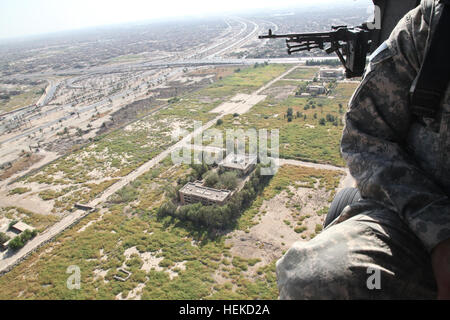 Vue aérienne d'une partie d'un petit coup de Bagdad un UH-60 Black Hawk, Bagdad, Irak, le 27 août, 2011. La photo a été prise pendant que les passagers allaient à la base d'opérations d'Union européenne III d'effectuer une reconnaissance du site pour s'assurer que les besoins sont J3 rencontrez en tant que forces y sont transférées en tant que J3 continue à fournir un soutien à l'USF-I lors de l'opération nouvelle aube. Base d'opérations d'urgence de vol Union Européenne III 110827-A-RC249-122 Banque D'Images