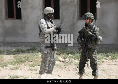 Le sergent de l'armée américaine. Harold McFadden avec l'équipe de soutien militaire civile (CMST) et un résident de Georgetown, S.C., ainsi qu'une république de Corée de la Force de l'Équipe provinciale de reconstruction (EPR) de Corée États discuter où placer les autres membres de l'EPR CMST ROK et à assurer la sécurité au cours d'une visite à Qal-Eh-Khojah village, la province de Parwan, Afghanistan, le 31 août 2010. CMST ROK et visite de l'EPR-Qal-Eh Khojah pour inspecter les progrès de la nouvelle école qui est en cours de construction pour les enfants du village. (U.S. Photo de l'armée par la CPS. Kristina L. Gupton/libérés) de l'opération Enduring Freedom 315212 Banque D'Images