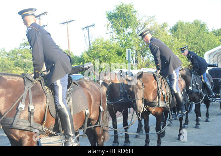 Soldats du 3e Régiment d'infanterie américaine (la vieille garde), caisson, peloton, monter les chevaux avant de commencer leur journée, au début de ce mois, à Joint Base Myer-Henderson Hall, en Virginie le caisson de l'équipe se compose de six chevaux et de quatre coureurs qui tirent un cercueil recouvert du drapeau noir sur un caisson d'artillerie, le rendu d'honneurs final tombé les membres de service. 3e Régiment d'infanterie (la vieille garde) peloton 453645 Caisson Banque D'Images