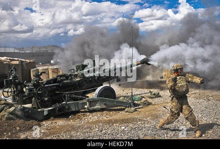 La FPC. Erik Park de San Mateo, Californie, incendies son obusier M777 de 155 mm à la base d'opérations avancée Orgun-e le 3 septembre. Park, qui est en 3ème peloton, batterie Alpha, 1er Bataillon, 77e Régiment d'artillerie, 172e Brigade d'infanterie, est le 'numéro un' homme sur l'homme de l'équipe de cinq numérotés qui exploite le système d'armes massives. La détonation 110903-A-S930-010 Banque D'Images