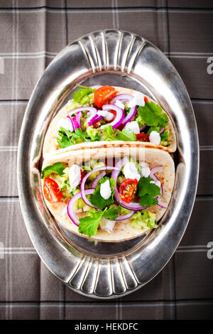 Tacos de poulet avec des légumes sur une casserole. Banque D'Images