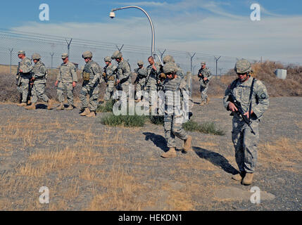 Des soldats de la Compagnie de Police Militaire 1186th, Oregon Army National Guard, participer à un dispositif explosif de forer en premobilization à détection chimique d'Umatilla Depot à Hermiston, Oregon, le 15 septembre. Des soldats de la Compagnie de Police Militaire 1186th mène des opérations anti-dispositif explosif de la formation pour se préparer à ce qui peut être constaté au cours de leur déploiement en Afghanistan. L'Armée de l'Oregon de la Police militaire de la Garde nationale de mobilisation train 457454 Banque D'Images