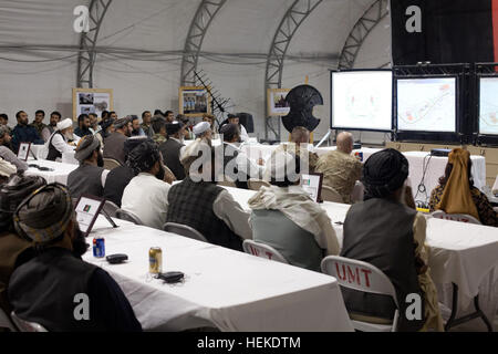 Les dirigeants locaux se rassemblent pour une réinsertion shura à l'avant de la base de l'opération, Zharay Pasab district, Afghanistan, le 19 septembre 2011. La shura est de coordonner le processus de réintégration dans l'ensemble de l'Équipe spéciale Spartan Secteur d'opérations et de célébrer la libération des prisonniers dans le cadre du processus de réintégration. Shura réinsertion tenue le fonctionnement marche avant 110919 Base Pasab-A-QD683-125 Banque D'Images