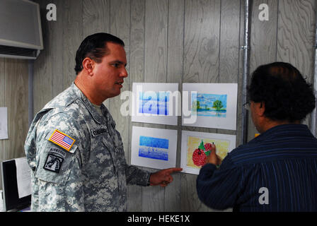 GUANTANAMO BAY, Cuba - Le Capitaine de l'Armée de José Izquierdo, Joint Task Force Guantanamo's directeur chargé de programmes, détenu reçoit une mise à jour d'Adam, le professeur d'art, sur l'œuvre d'art produit par les détenus, le 4 août 2009. L'art fournit la stimulation intellectuelle pour les détenus, et leur permet d'exprimer leur créativité. Guantanamo la foi mène sûr, humain, juridique et transparent le soin et la garde des détenus, y compris ceux qui ont été condamnés par une commission militaire et ceux commandés libéré par un tribunal. La foi mène des activités de collecte, d'analyse et de diffusion pour la pro Banque D'Images