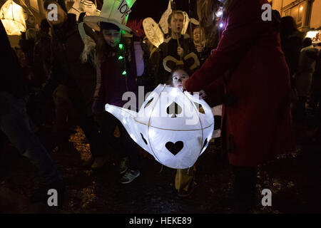 Brighton, UK. 21 Décembre, 2016. Burning the Clocks lanternes allumées jusqu'au centre-ville comme une cérémonie populaire pour marquer le solstice d'hiver, l'Angleterre.© Jason Richardson / Alamy Live News Banque D'Images