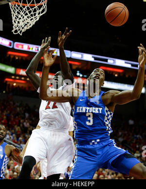 Louisville, Kentucky, USA. Feb 23, 2016. Kentucky Wildcats avant Bam Adebayo (3) se sont affrontés pour un rebond avec Louisvilles Deng Adel, 22 ans, au Kentucky joué Louisville le mercredi 20 décembre 2016 à Louisville, KY. © Lexington Herald-Leader/ZUMA/Alamy Fil Live News Banque D'Images