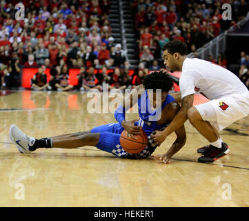 Louisville, Kentucky, USA. Feb 23, 2016. Kentucky Wildcats guard De'Aaron Fox (0) s'est rendu à l'étage avec Louisville's Quentin Snyder, comme Louisville Kentucky 73-70 défait le mercredi 20 décembre 2016 à Louisville, KY. © Lexington Herald-Leader/ZUMA/Alamy Fil Live News Banque D'Images