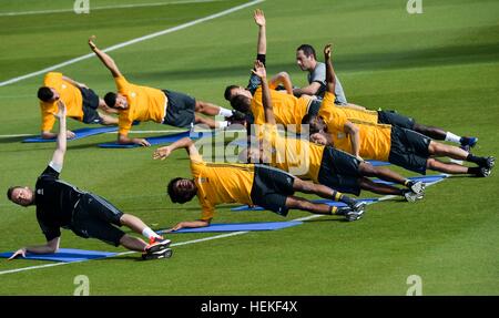 Doha, Qatar. Dec 21, 2016. Les joueurs de la Juventus se réchauffer pendant une session de formation à l'Académie Aspire à Doha, capitale du Qatar, le 21 décembre 2016. La Juventus devra faire face à l'AC Milan dans la finale de la Coupe du super match de foot dans le stade d'Al Sadd Doha le 22 décembre. © Nikku/Xinhua/Alamy Live News Banque D'Images