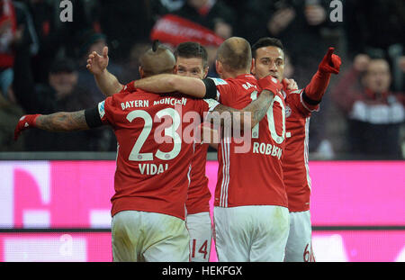 Munich, Allemagne. Dec 21, 2016. Xabi Alonso de Munich (2-L) célèbre son but de 2-0 au cours de la Bundesliga match de football entre le Bayern Munich et le RB Leipzig dans l'Allianz Arena de Munich, Allemagne, 21 Décembre 2016 Photo : Andreas Gebert/dpa/Alamy Live News Banque D'Images