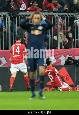 Munich, Allemagne. Dec 21, 2016. Thiago de Munich (R) célèbre son retour 1-0 but avec coéquipier Xabi Alonso (L) retour au cours de la Bundesliga match de football entre le Bayern Munich et le RB Leipzig dans l'Allianz Arena de Munich, Allemagne, 21 décembre 2016. Photo : Tobias Hase/dpa/Alamy Live News Banque D'Images