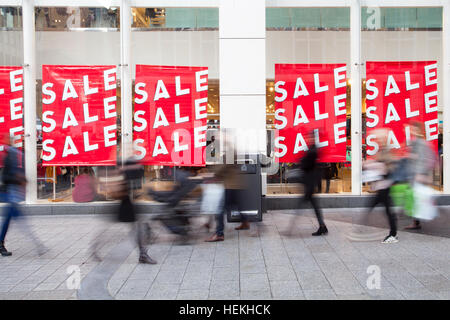 Forever 21  Liverpool One, le Merseyside (Royaume-Uni). 22 Dec 2016. Les acheteurs de Noël étaient en force à la 'Liverpool' Shopping Precinct. Avec des températures d'hiver doux et les fêtes qu'à quelques jours, acheteurs avisés ont pleinement profité d'acheter leurs cadeaux dans ce quartier huppé de Liverpool. © Cernan Elias/Alamy Live News Crédit : Cernan Elias/Alamy Live News Banque D'Images