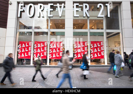 Forever 21  Liverpool One, le Merseyside (Royaume-Uni). 22 Dec 2016. Les acheteurs de Noël étaient en force à la 'Liverpool' Shopping Precinct. Avec des températures d'hiver doux et les fêtes qu'à quelques jours, acheteurs avisés ont pleinement profité d'acheter leurs cadeaux dans ce quartier huppé de Liverpool. © Cernan Elias/Alamy Live News Crédit : Cernan Elias/Alamy Live News Banque D'Images