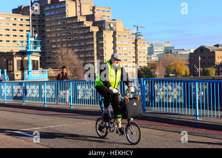 Tower Bridge, Londres, Royaume-Uni. Dec 22, 2016. un cycliste est l'un des premiers à traverser le pont rouvert. Tower Bridge, les 122 ans, établissement emblématique sur la tamise, ouvre à la circulation à la suite d'une fermeture de 3 mois pour les travaux d'entretien indispensables à sa structure classé grade i. crédit : imageplotter news et sports/Alamy live news Banque D'Images