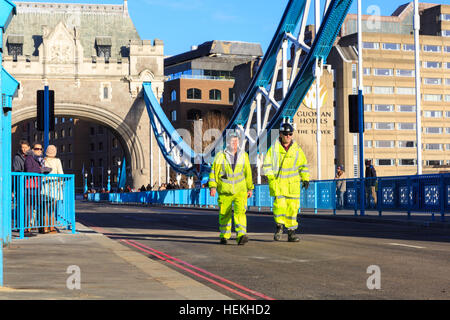 Tower Bridge, Londres, Royaume-Uni. Dec 22, 2016. Observer les ingénieurs la ré-ouverture. Tower Bridge, les 122 ans, établissement emblématique sur la Tamise, ouvre à la circulation à la suite d'une fermeture de 3 mois pour les travaux d'entretien indispensables à sa structure classé Grade I. Credit : Imageplotter News et Sports/Alamy Live News Banque D'Images