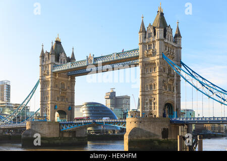 Tower Bridge, Londres, Royaume-Uni. Dec 22, 2016. Le pont sous un soleil radieux que les premiers véhicules lentement traverser le pont. Tower Bridge, les 122 ans, établissement emblématique sur la Tamise, ouvre à la circulation à la suite d'une fermeture de 3 mois pour les travaux d'entretien indispensables à sa structure classé Grade I. Credit : Imageplotter News et Sports/Alamy Live News Banque D'Images