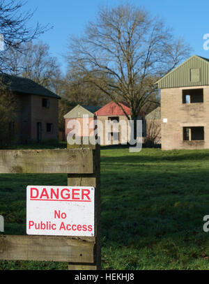 Village Imber, Wiltshire, Royaume-Uni. Dec 22, 2016. Météo. Soleil d'hiver sur le village abandonné de Imber, plaine de Salisbury Wiltshire. Réquisitionnés par l'Armée britannique en vue d'une formation dans la guerre mondiale 2, Imber n'a jamais été retourné à l'villageois déplacés. L'accès limité est accordé au public lors de la formation de l'armée le permet. © M. Standfastt/Alamy Live News Banque D'Images