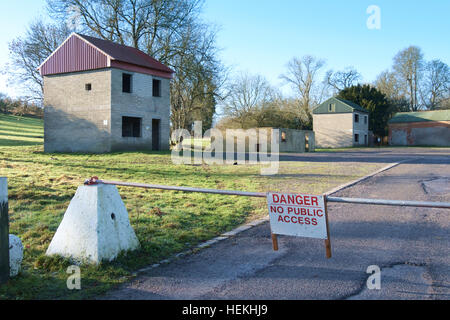 Village Imber, Wiltshire, Royaume-Uni. Dec 22, 2016. Météo. Soleil d'hiver sur le village abandonné de Imber, plaine de Salisbury Wiltshire. Réquisitionnés par l'Armée britannique en vue d'une formation dans la guerre mondiale 2, Imber n'a jamais été retourné à l'villageois déplacés. L'accès limité est accordé au public lors de la formation de l'armée le permet. © M. Standfastt/Alamy Live News Banque D'Images