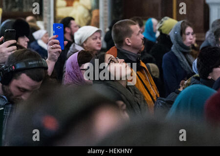 Moscou, Russie. Dec 22, 2016. Les gens d'assister aux funérailles de tué l'Ambassadeur de Russie en Turquie Andrei Karlov à la cathédrale du Christ-Sauveur de Moscou, Russie, le Jeudi, Décembre 22, 2016. Karlov a été abattu par un policier turc lundi à Ankara, Turquie. © Bai Xueqi/Xinhua/Alamy Live News Banque D'Images