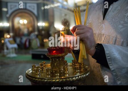 Moscou, Russie. Dec 22, 2016. Un service religieux pour l'ambassadeur de Russie en Turquie tué, Andrei Karlov, est effectuée à l'intérieur de la cathédrale du Christ-Sauveur de Moscou, Russie, le Jeudi, Décembre 22, 2016. Karlov a été abattu par un policier turc lundi à Ankara, Turquie. © Bai Xueqi/Xinhua/Alamy Live News Banque D'Images