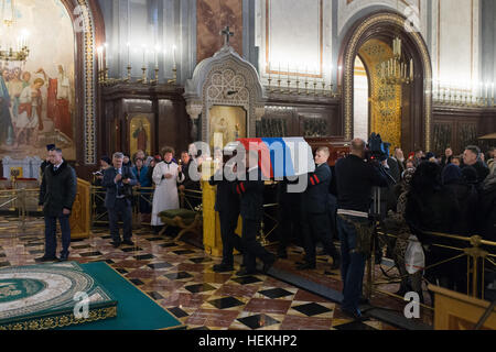 Moscou, Russie. Dec 22, 2016. Les porteurs portent le cercueil de l'Ambassadeur de Russie en Turquie tué Andrei Karlov pendant la cérémonie funéraire à la cathédrale du Christ-Sauveur de Moscou, Russie, le Jeudi, Décembre 22, 2016. Karlov a été abattu par un policier turc lundi à Ankara, Turquie. © Bai Xueqi/Xinhua/Alamy Live News Banque D'Images