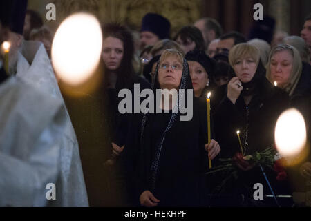 Moscou, Russie. Dec 22, 2016. Marina Davydova Karlova (C), la veuve de l'ambassadeur russe tué en Turquie, Andrei Karlov, assiste à l'enterrement de son mari à l'intérieur de la cathédrale du Christ-Sauveur de Moscou, Russie, le Jeudi, Décembre 22, 2016. Karlov a été abattu par un policier turc lundi à Ankara, Turquie. © Bai Xueqi/Xinhua/Alamy Live News Banque D'Images