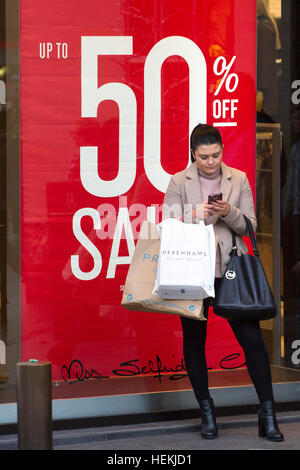 Liverpool, Merseyside, Royaume-Uni. 22 Dec 2016 : jusqu'à 50 % sur  shoppers Noël étaient en force à la 'Liverpool' Shopping Precinct. Avec des températures d'hiver doux et les fêtes qu'à quelques jours, acheteurs avisés ont pleinement profité d'acheter leurs cadeaux vente dans ce quartier huppé de Liverpool. © Cernan Elias/Alamy Live News Banque D'Images