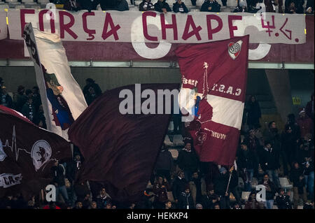 Turin, Italie. 2016, 22 décembre : Les partisans du Torino FC voir une bannière à l'appui de l'Chapecoense pendant la série d'un match de football entre le FC Turin et Gênes CFC. Torino FC gagne 1-0 sur Gênes CFC. © Nicolò Campo/Alamy Live News Banque D'Images